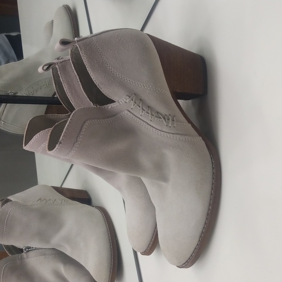 SAM EDELMAN MATHIA IVORY SUEDE BOOTIES SIZE 8 - Picture 5 of 10